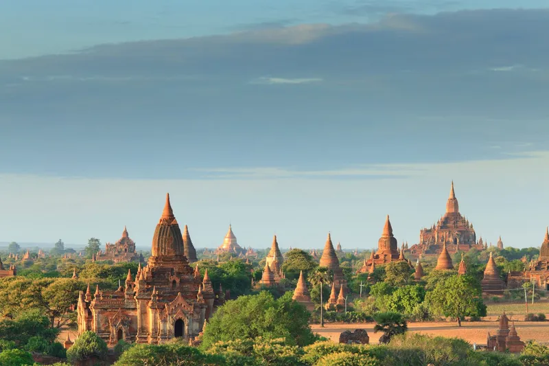 Panoramablick über die Tempellandschaft von Bagan in Myanmar mit Hunderten von Pagoden im Morgenlicht.