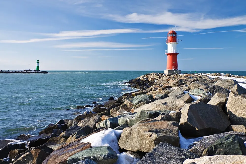 Leuchtturm an der Ostseeküste in Warnemünde im winterlichen Licht